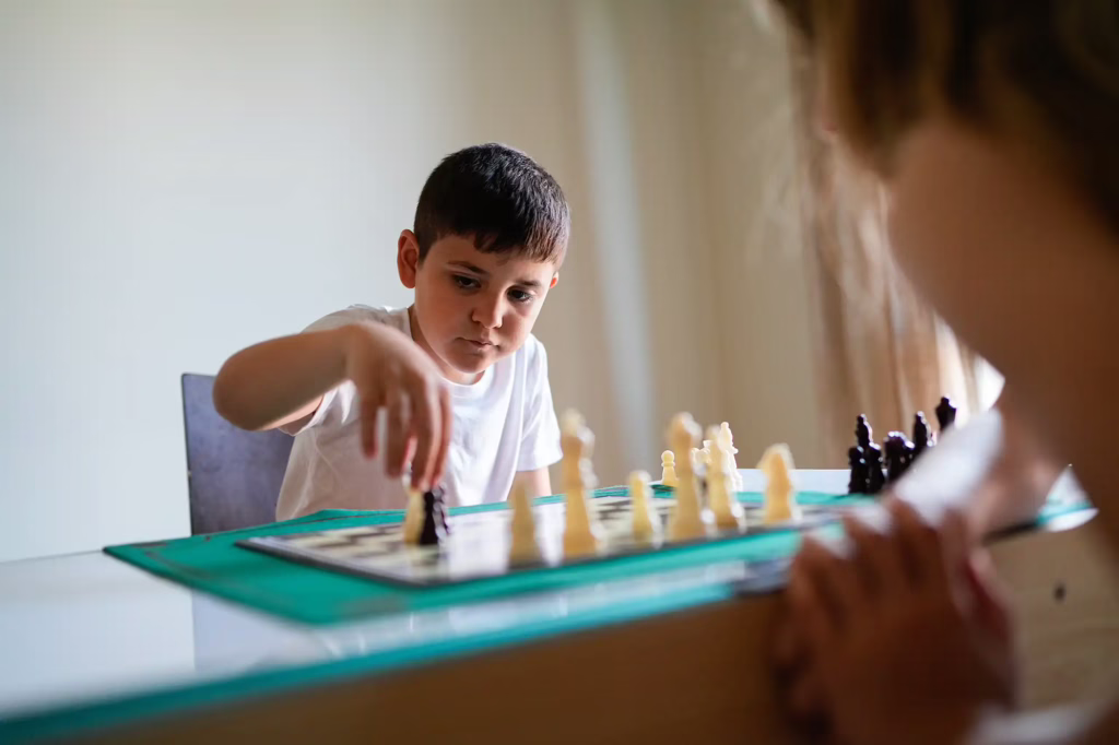 Erste Schritte Schach – a-boy-is-playing-chess-with-a-girl-2025-03-08-02-09-49-utc