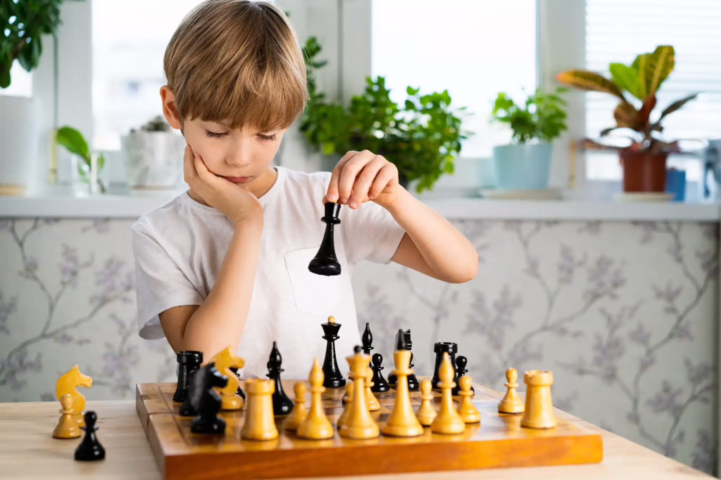Schachtraining für Kinder the little boy plays chess back to school