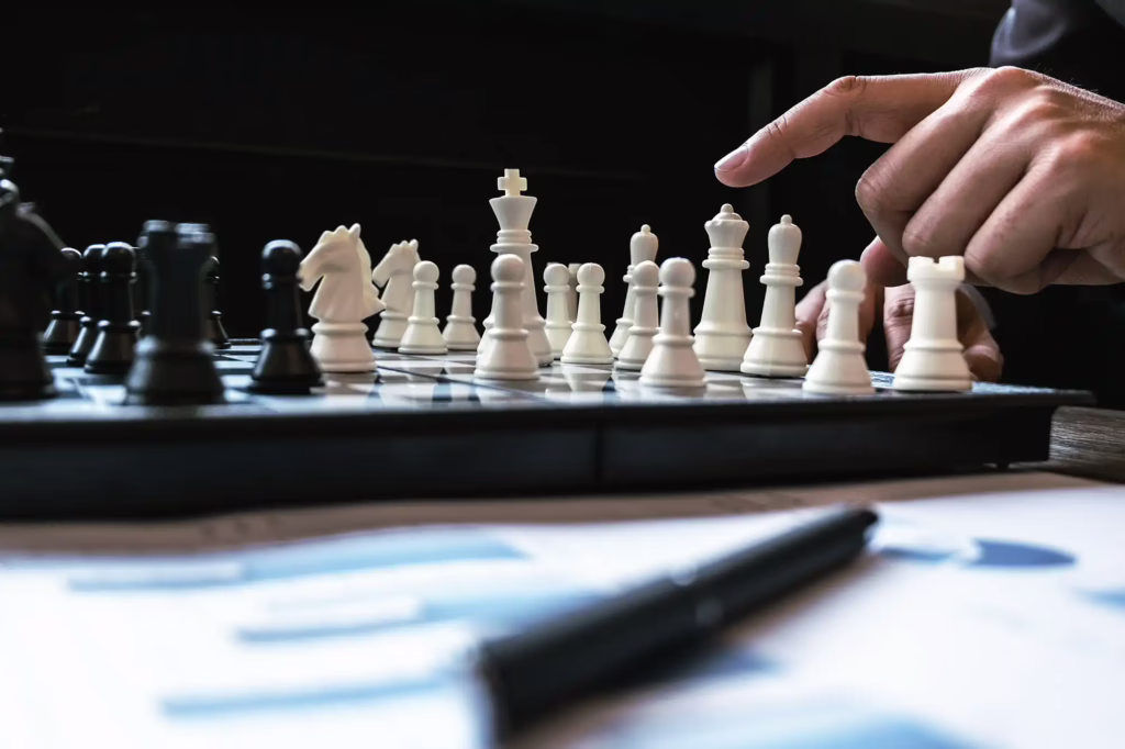 schachanalyse-business-man-leadership-playing-chess-board-risk