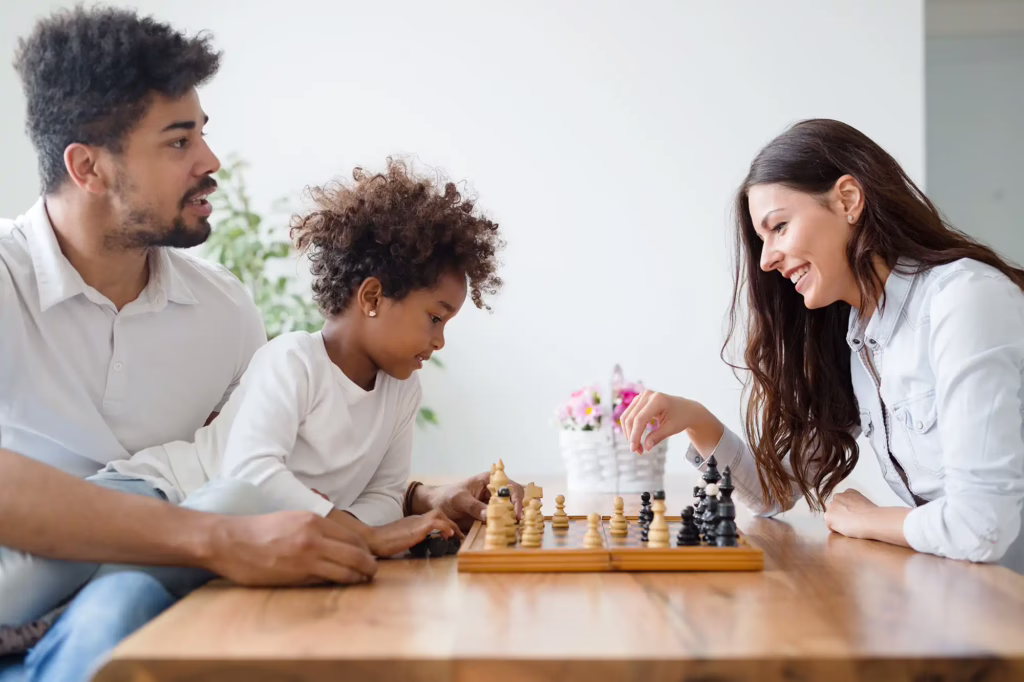 Motivation Schach fuer Kinder family spending time together at home